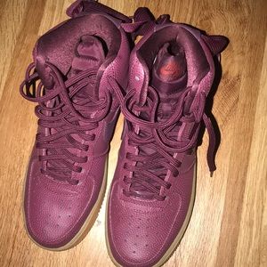 Burgangy Nike’s